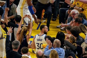 开云体育- 库里在拜仁比赛中关键助攻,回归赛场引发热议的是谁 